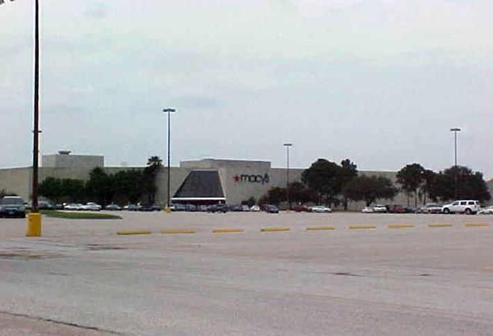 Greenspoint Mall Macy's
Credit: Wikimedia Commons: Judahdavis
https://commons.wikimedia.org/wiki/File:Macysgreenspoint.jpg