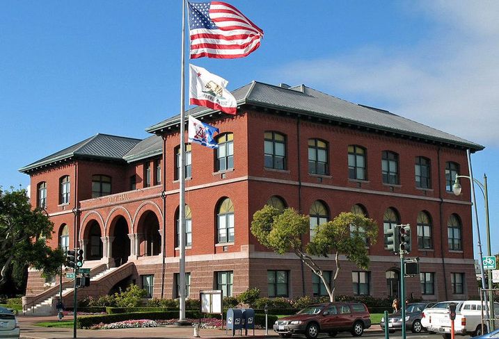 Alameda City Hall
credit: Sanfranman59